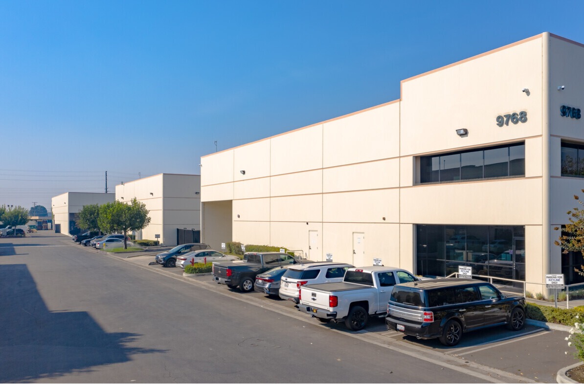 9768 building elevation and tenant parking