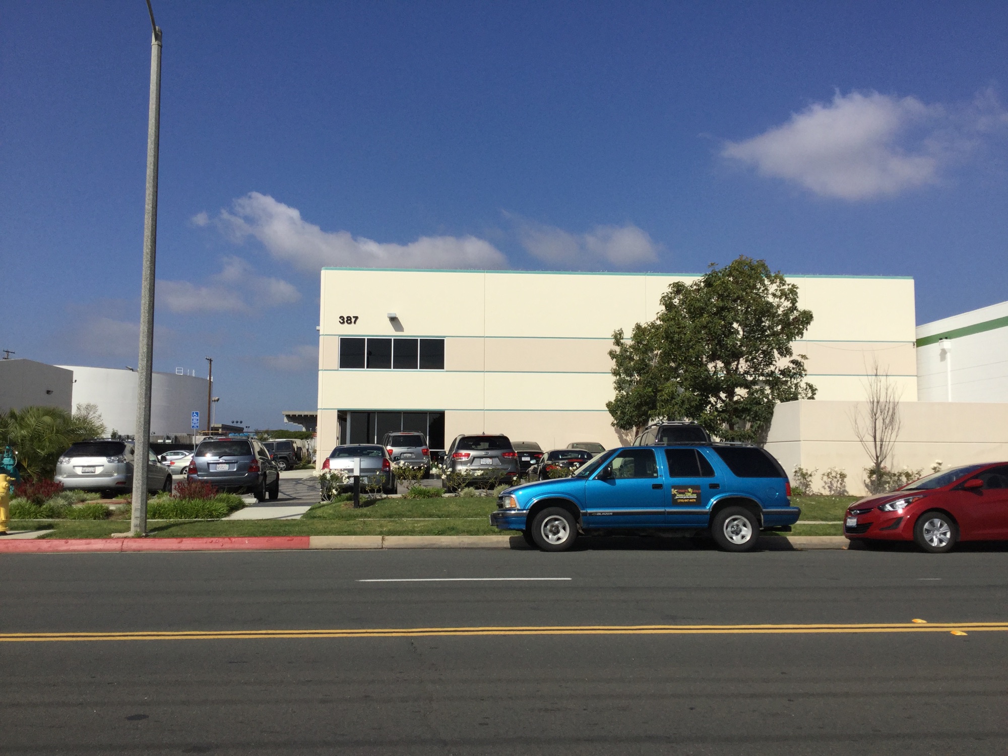 387 Maple Ave street elevation with two-story office glazing, landscaped frontage and tenant parking